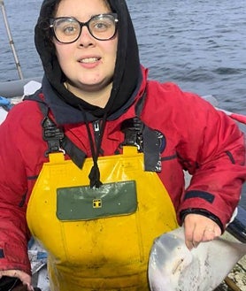 Imagen secundaria 2 - Sobre estas líneas, arriba, presentación de FéminAs 2023 en el Pozo de San Luis, en Lagreo. Abajo, a la izquierda, las guisanderas asturianas Natalia Menéndez (Casa Chuchu), Sara López y su hermana (Casa Telva) y Noelia García (Los Pisones). A la derecha, María Maceiras en su barco de pesca