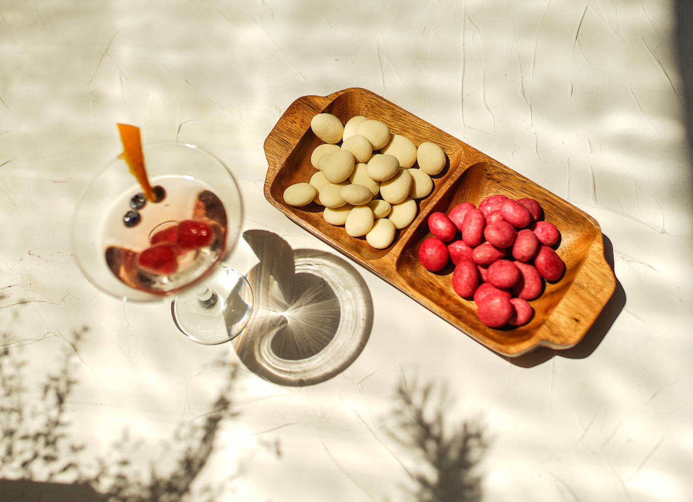 Con casi 80 años de trayectoria, la bombonería Cudié trabaja con chocolates de elaboración propia y completamente artesanal. Por este día tan especial, el espacio apuesta por la creación de distintos packs, adaptándose así a todos los gustos y necesidades. Pack Surtido Catànies Collection se compone de cinco sabores de este bombón, que combina almendra marcona, cobertura de praliné blanco y cacao en polvo. Los precios de estos surtidos van desde los 10 a los 20 euros en www.cudieshop.com.