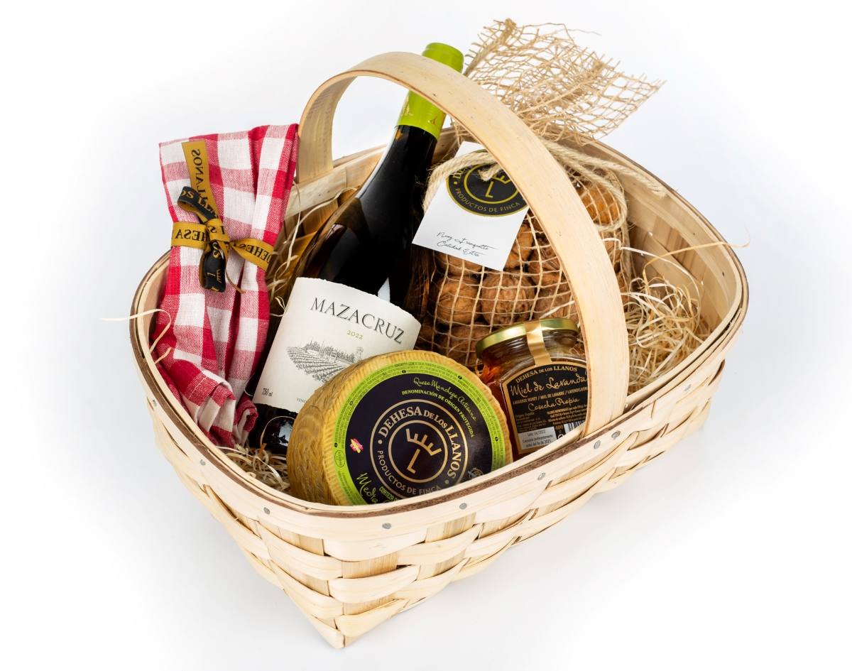 Cesta de castaño en mano, repleta de productos de calidad de kilómetro cero, la Dehesa de Los Llanos busca disfrutar en la naturaleza de un picnic junto a la familia. La propuesta cuenta con su vino Mazacruz Blanco 2022, que marida a la perfección con su Queso Media Curación con Denominación de Origen Manchego. La miel de lavanda, llena de carácter y personalidad, junto a un saquito de nueces, cierran la propuesta, disponible por 75 euros en www.dehesadelosllanos.es.