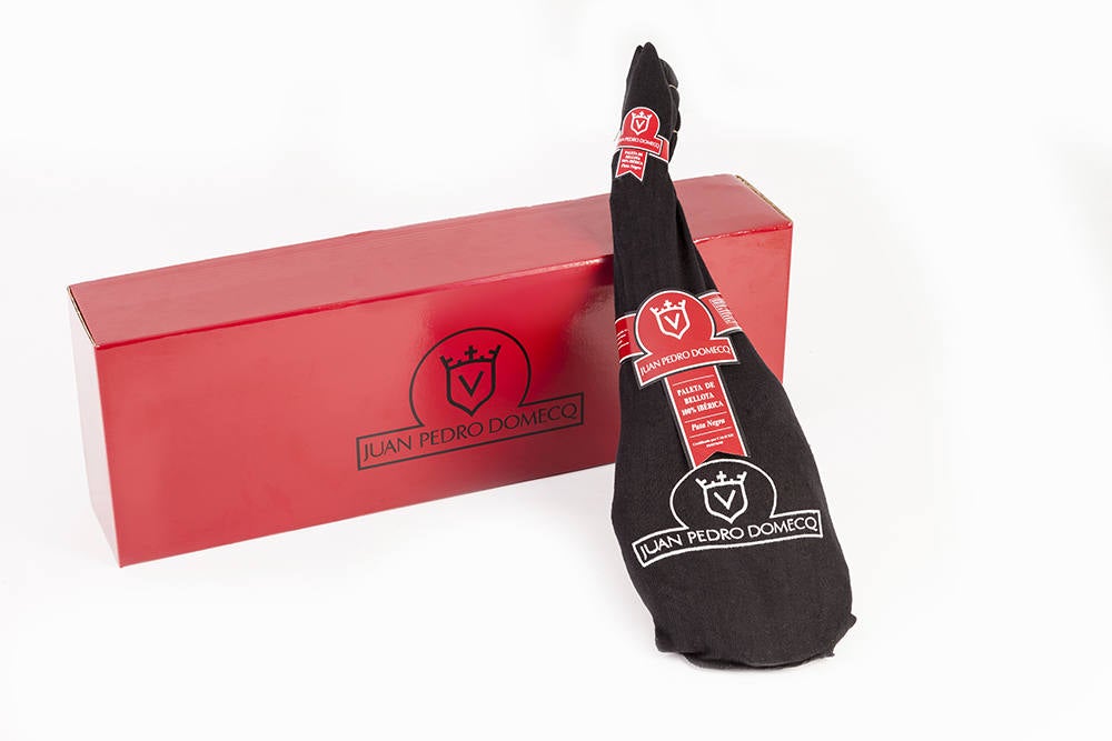 En búsqueda de un acierto seguro, Juan Pedro Domenecq tiene como objetivo satisfaces a los paladares más exigentes. Tanto para comer de forma inmediata como para regalar, el grupo cuenta con diversas opciones. El jamón 100% Ibérico de bellota es la joya de la corona, con diversos premios internacionales a sus espaldas. Además de esto, el set 'Tres aromas' incluye una muestra de sus tres  zonas más sabrosas: maza, punta y babilla. El jamón al completo cuesta alrededor de 670 euros, mientras que el set cuesta 238 euros, ambos disponibles en www.jamonesjuanpedrodomenecq.com.