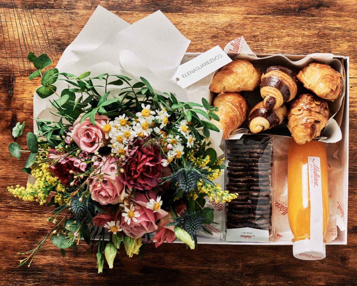 La pastelería Mallorca apuesta por preparar un desayuno de lo más especial por el Día de la Madre: unos dulces, zumo y un ramo de flores. El desayuno Croissants & Flowers by Elena Suárez es una propuesta de regalo única que incluye algunos de los productos más emblemáticos de Mallorca, como sus petit croissants y sus palmeritas de chocolate, además de un zumo de naranja recién exprimido; y que viene acompañado por un colorido y elegante ramo de flores que la firma española de diseño floral ha creado especialmente para la ocasión. Cuesta 59 euros y es posible pedirla de forma presencial u online con 48 horas de antelación.