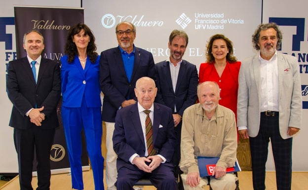 Foto de familia del jurado del certamen 'Valduero con las Bellas Artes'