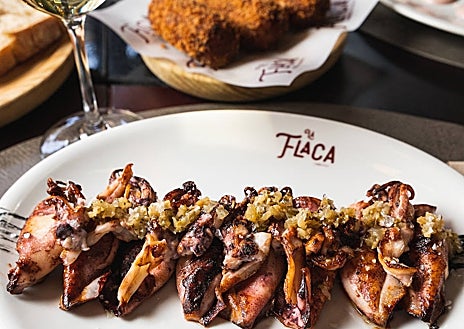 Imagen secundaria 1 - Arriba, el bar de copas de La Flaca. Abajo, las sepias y la carne.