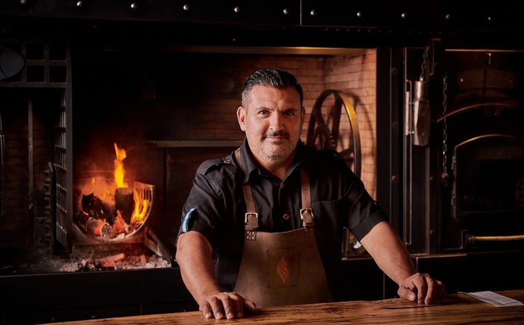 Imagen principal - Javier Brichetto, dueño y chef de Piantao. Debajo, algunos de sus platos, con la parrilla como técnica de cocción estrella.