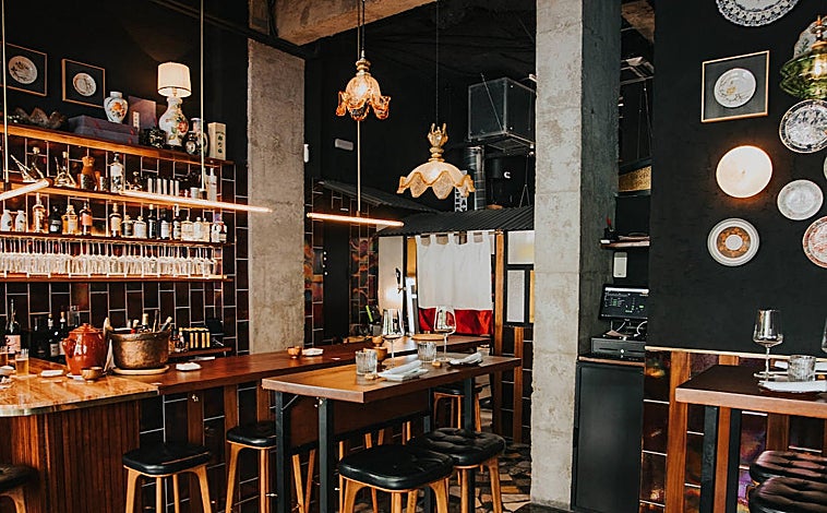 Imagen principal - Casa Sr. ito está en Chamberí. Debajo, dos platos de su carta al estilo taberna pero con gran influencia de Japón: las gyozas y los baos.