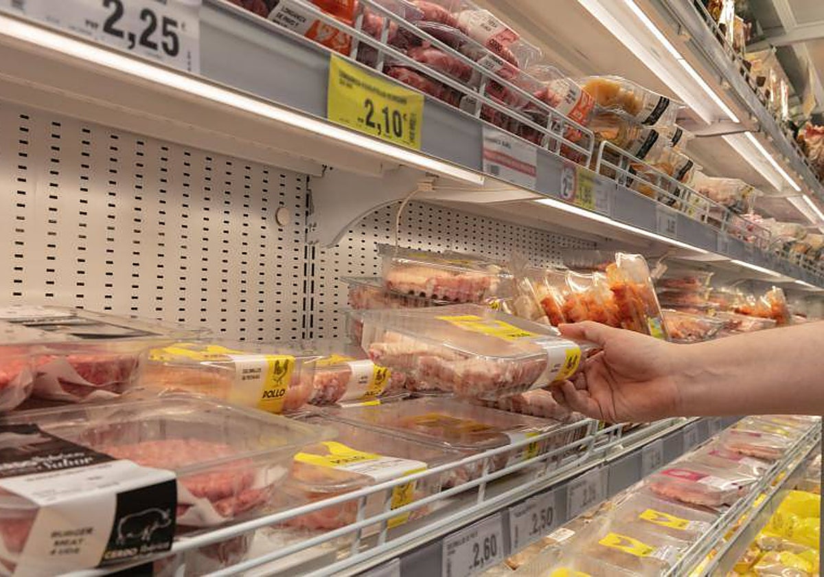 Una nevera de la sección de carnes de un supermercado