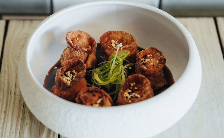 Imagen principal - Sobre estas líneas, arriba, los dumpling de gamba roja; abajo, la terraza de Barbillón y el matrimonio de anchoa y boquerón