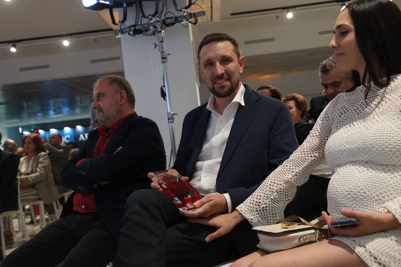 Estephane del Río, chef de Le Bistroman, sentado entre el público que ha asistido a los premios Salsa de Chiles 2023