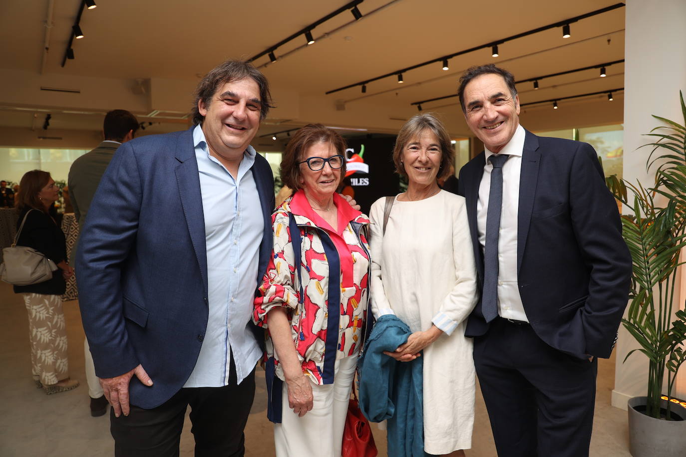 Chefe Paniego, a la izquierda, junto con otros invitados de los premios Salsa de Chiles 2023.