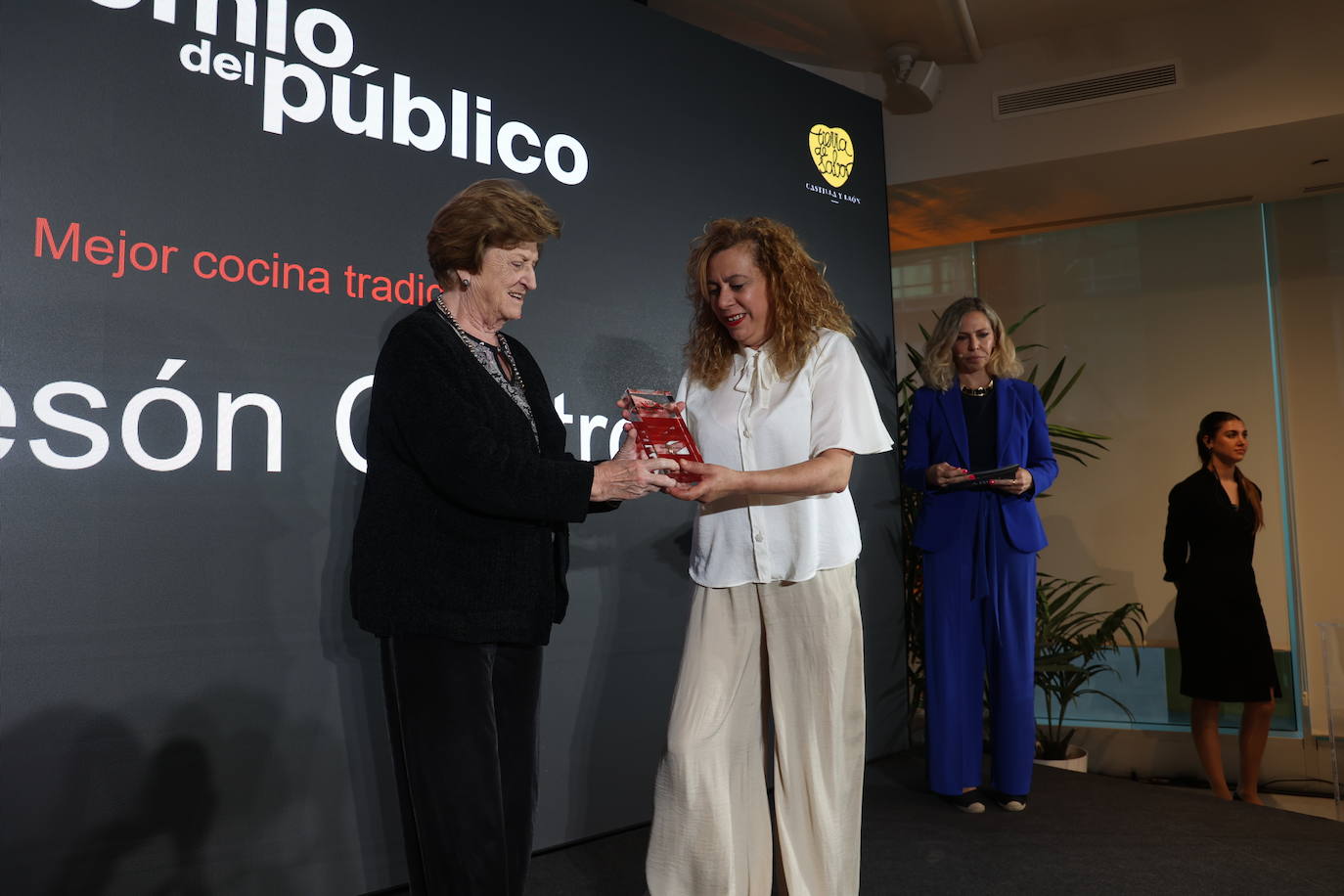 Premio de los lectores al mejor restaurante de cocina tradicional, Mesón Centro, de Puerto de Vega, Asturias. Ymelda Moreno entregó el premio a su chef y propietaria, Mary Fernández.