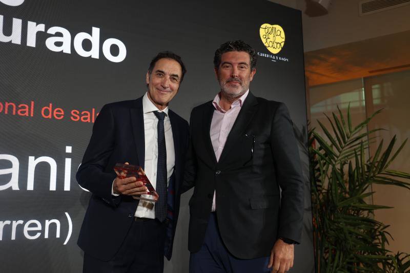 Chefe Paniego de Echaurren (Ezcaray, La Rioja) recibió de manos del director de ABC el premio al mejor profesional de sala, con los votos del jurado de expertos.