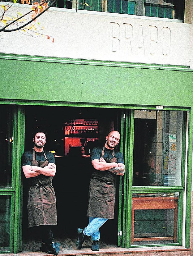 Jorge Sastre y Rafa Panatieri, en la puerta de Brabo, su último restaurante en Barcelona
