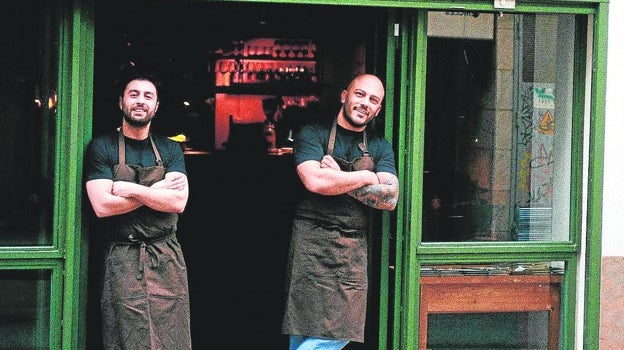 Jorge Sanstre y Rafa Panatieri en la puerta de Brabo, su último restaurante en Barcelona