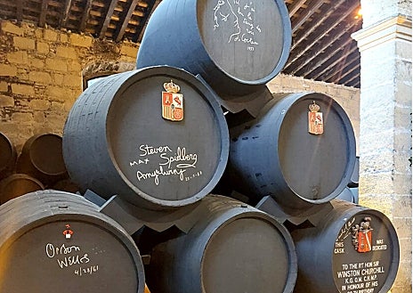 Imagen secundaria 1 - Bodegas González Byass está en el centro de Jerez. En sus instalaciones pueden verse botas firmadas por famosos, entre otros puntos de interés.