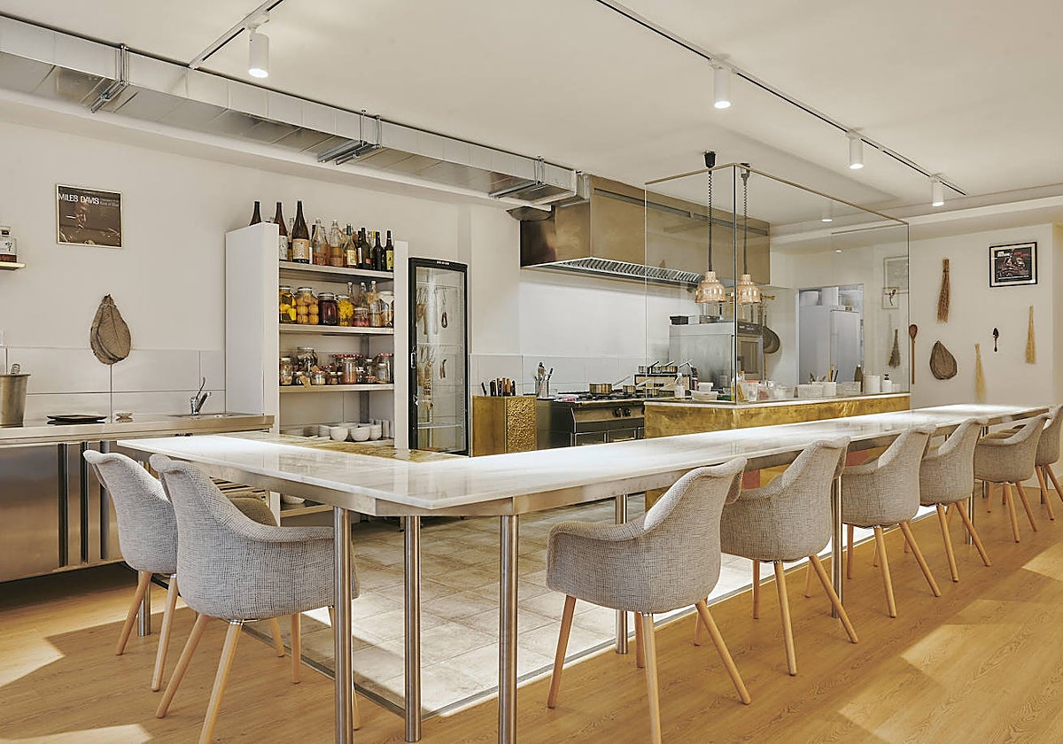 El restaurante Playing Solo con su larga barra, solo para ocho comensales.