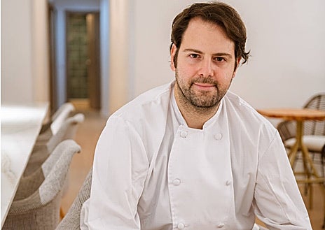 Imagen secundaria 1 - Arriba, el cocido madrileño estival del menú de Playing Solo. Debajo, el chef, Luis Caballero, y al lado un momento del emplatado del pase de la carrillera.