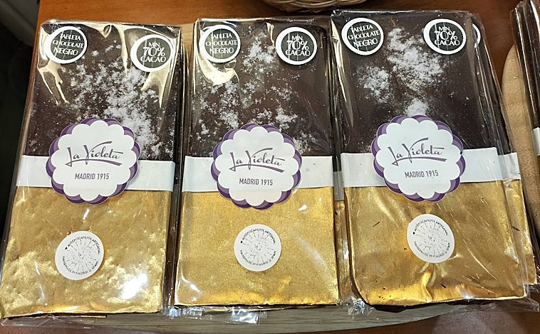 Imagen principal - Además de sus clásicos caramelos, el espacio cuenta con chocolate con aroma a violeta, distintos surtidos y productos