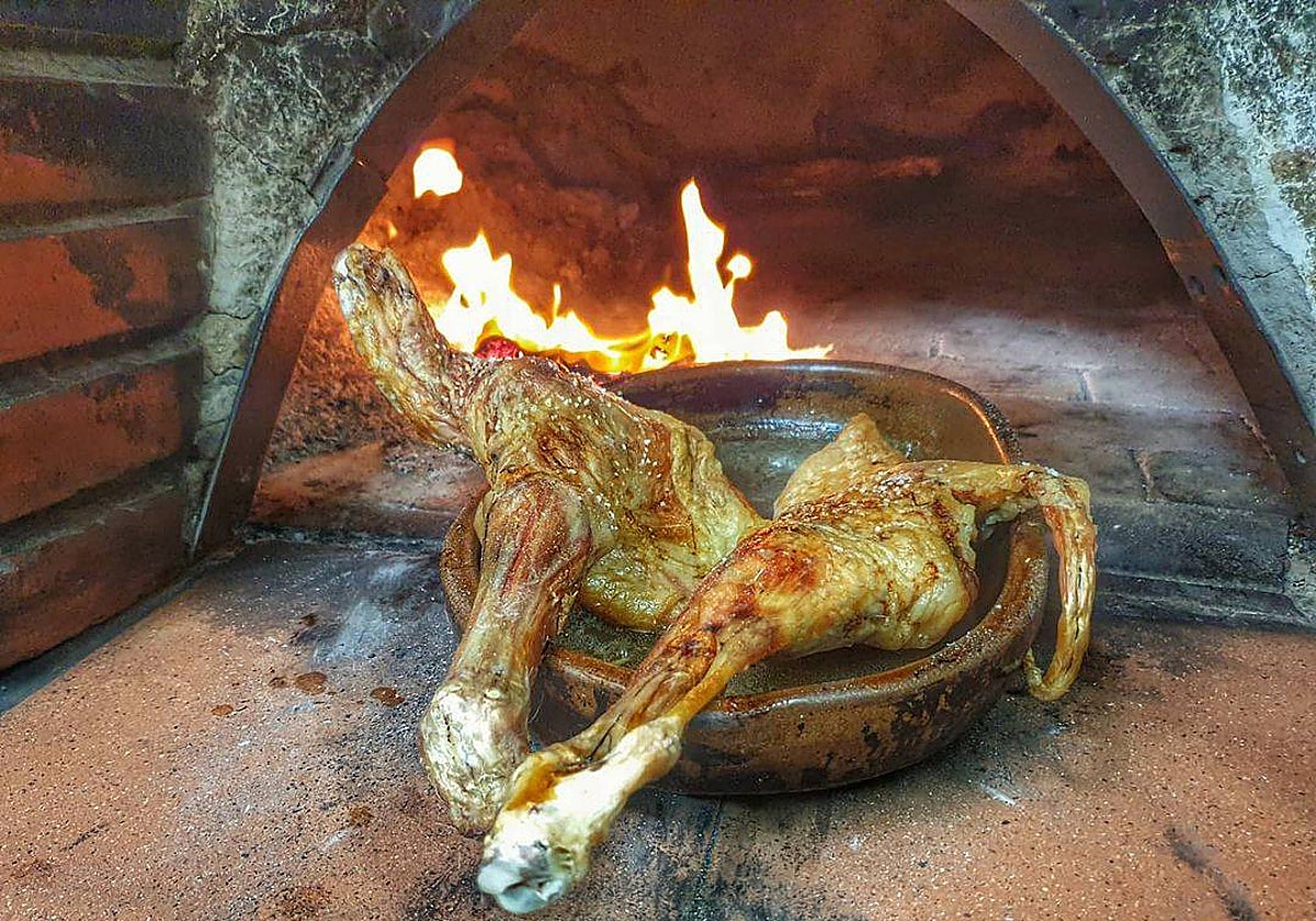 Asado de lechazo en El Lagar de Isilla, en Aranda de Duero