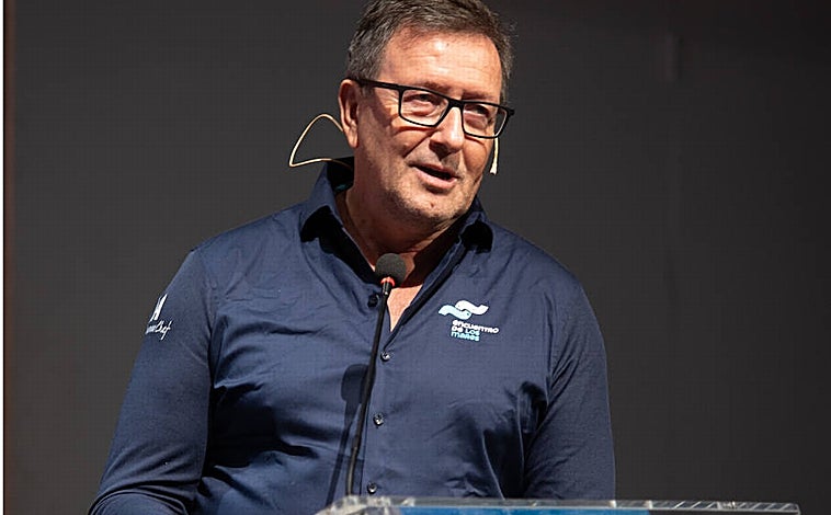 Imagen principal - Carlos Duarte, director científico del Encuentro de los Mares. Debajo, Jesús Arrieta, investigador del Instituto Español de Oceanografía en Tenerife, y Mina Epps, directora de la Unión Internacional para la Conservación de la Naturaleza, IUCN.