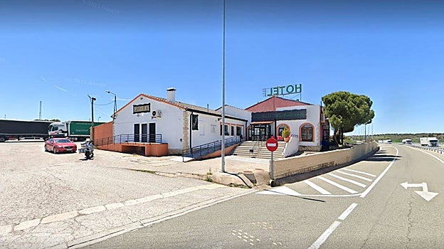 Entrada al Hotel Avis, en Alcolea del Pinar