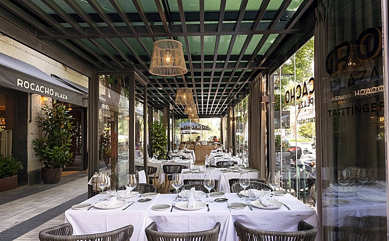 Imagen principal - Sobre estas líneas, arriba, una de las tres terrazas de Rocacho Plaza. Abajo, a la izquierda, el taco de cangrejo de cáscara blanda. A la derecha, la cecina de buey de El Capricho