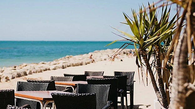 Mesas en la playa de Santa María del Mar de Tirabuzón, en Cádiz