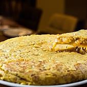 Al CIS de Tezanos también le preocupa cómo nos gusta la tortilla a los españoles: ¿con o sin cebolla? ¿cuajada o no?