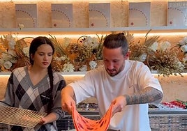 La tarta de cumpleaños de Rosalía: una rosa gigante hecha a cuatro manos con el pastelero francés Cedric Grolet