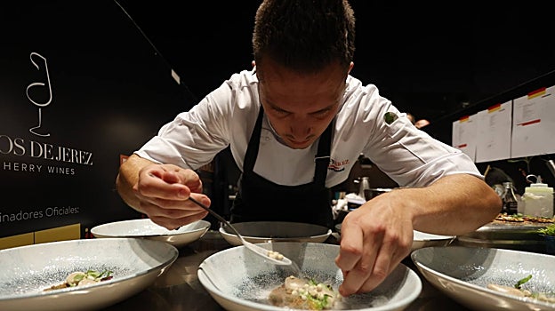 Daniele Tortomsi durante la preparación de uno de sus platos