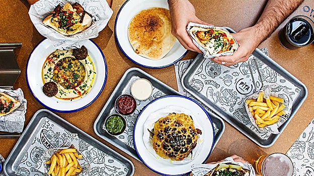 Pitas, falafel, humus y coliflor asada en Pita Madrid