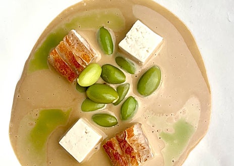 Imagen secundaria 1 - Aspecto de la 'Canavalia Rosea', la soja marina, y algunas de las aplicaciones culinarias que ha encontrado Ángel León a esta fabácea halófita que crece en los litorales tropicales y subtropicales del mundo