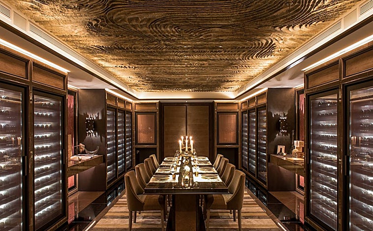 Imagen principal - La Cave es la bodega del Crillon, y de L'Ecrin, y también sirve como sede de cenas privadas. El chef Boris Campanella y el sumiller Xavier Thuizat.