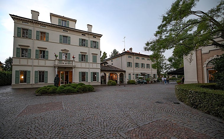 Imagen principal - Casa Maria Luigia, en las afueras de Módena, tiene hotel y restaurantes, entre otras cosas. Dos platos icónicos de Bottura que se pueden seguir comiendo siempre en Francescana en Maria Luigia: la lasaña y las cinco estaciones del queso parmigiano reggiano.