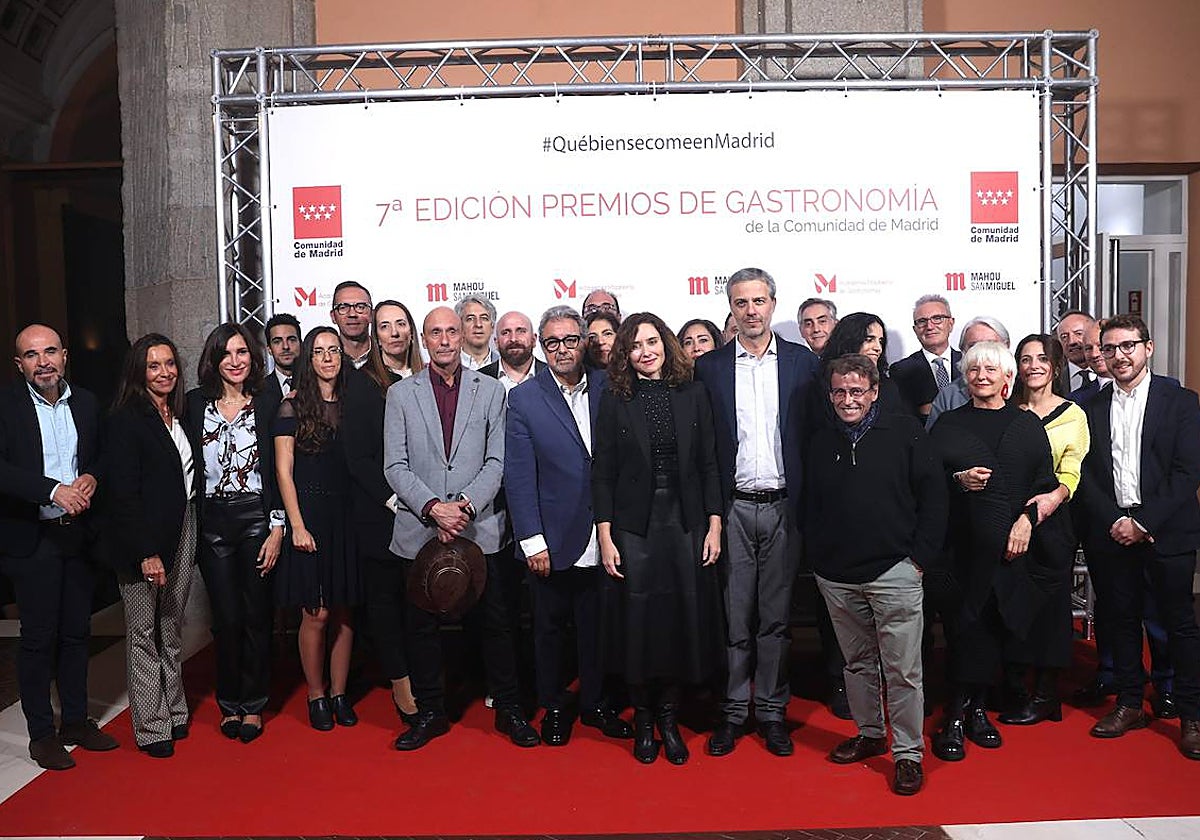 Isabel Díaz Ayuso, presidenta de la Comunidad de Madrid, en la foto de familia de todos los galardonados en los Premios de la Academia Madrileña de Gastronomía