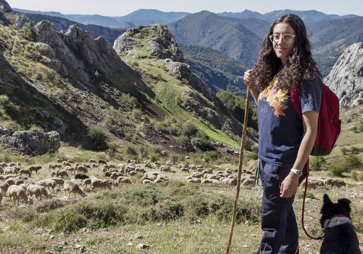 La pastora Carolina García Santa María, de 23 años, junto a su rebaño en Salamón (León) durante la trashumancia