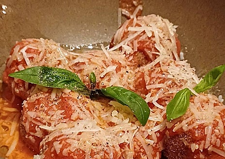 Imagen secundaria 1 - Sobre estas líneas, arriba, una de las pizzas fritas de Morso, perfectamente sellada y sin exceso de grasa. Abajo, las albóndigas de queso y huevo con salsa de tomate y, a la derecha, las croquetas de arroz