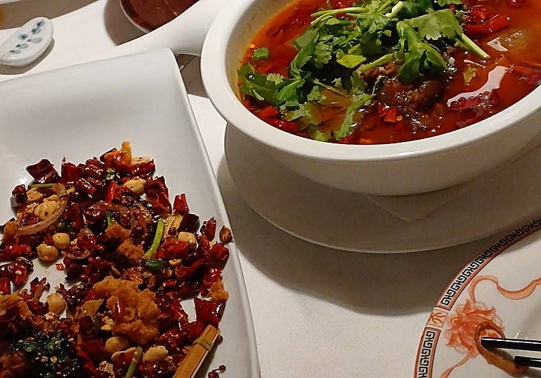 Pollo picante y callos al estilo Sichuan