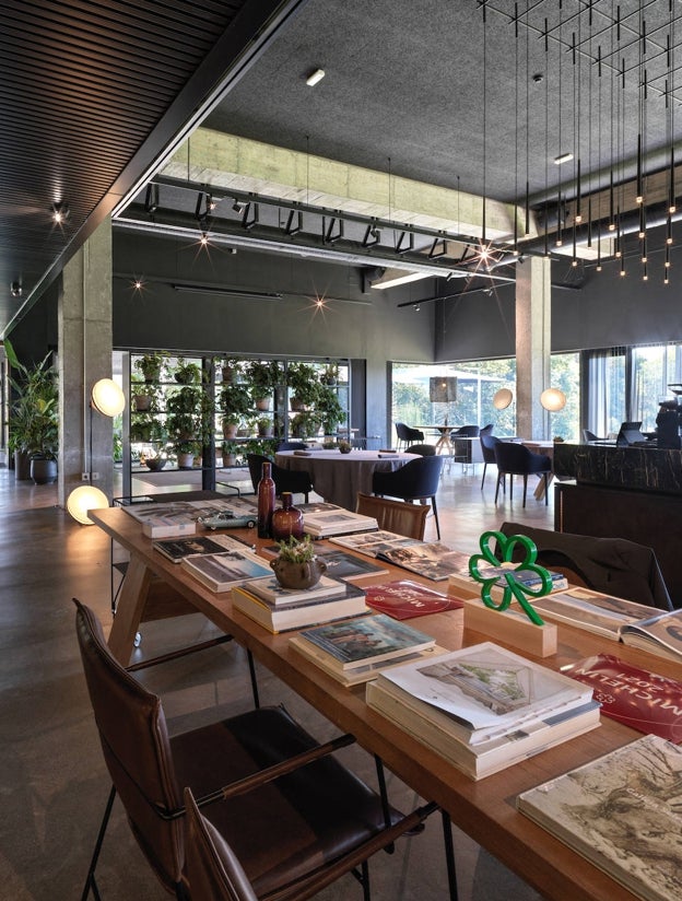 Sala del restaurante Pepe Vieira, con vistas a la ría de Pontevedra