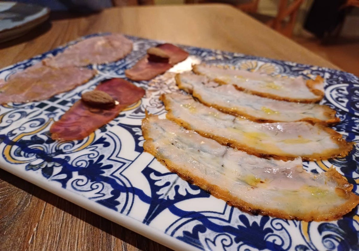 Menudeo: chicharrones de Chiclana y langostinos al ajillo en la Milla de Oro