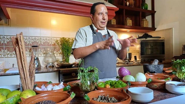 El chef Marcos Meneses durante una clase magistral de cocina yucateca