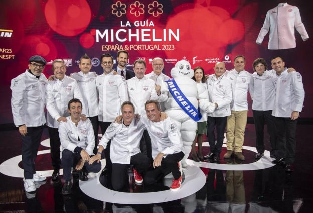 Sobre estas líneas, la foto de los tres estrellas Michelin de España: Cenador de Amós (Villaverde de Pontones, Cantabria); El Celler de Can Roca (Girona); DiverXO (Madrid); Quique Dacosta (Dénia, Alicante); Martín Berasategui (Lasarte-Oria, Guipúzcoa); Akelarre (San Sebastián, Guipúzcoa);  Arzak (San Sebastián, Guipúzcoa); Atrio (Cáceres);  Aponiente (El Puerto de Santa María, Cádiz);    ABaC (Barcelona); Lasarte (Barcelona); Azurmendi (Larrabetzu, Vizcaya); y Cocina Hermanos Torres (Barcelona)