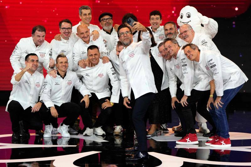 Los chefs de los restaurantes españoles con tres estrellas posan durante la Gala Guía Michelin 2024