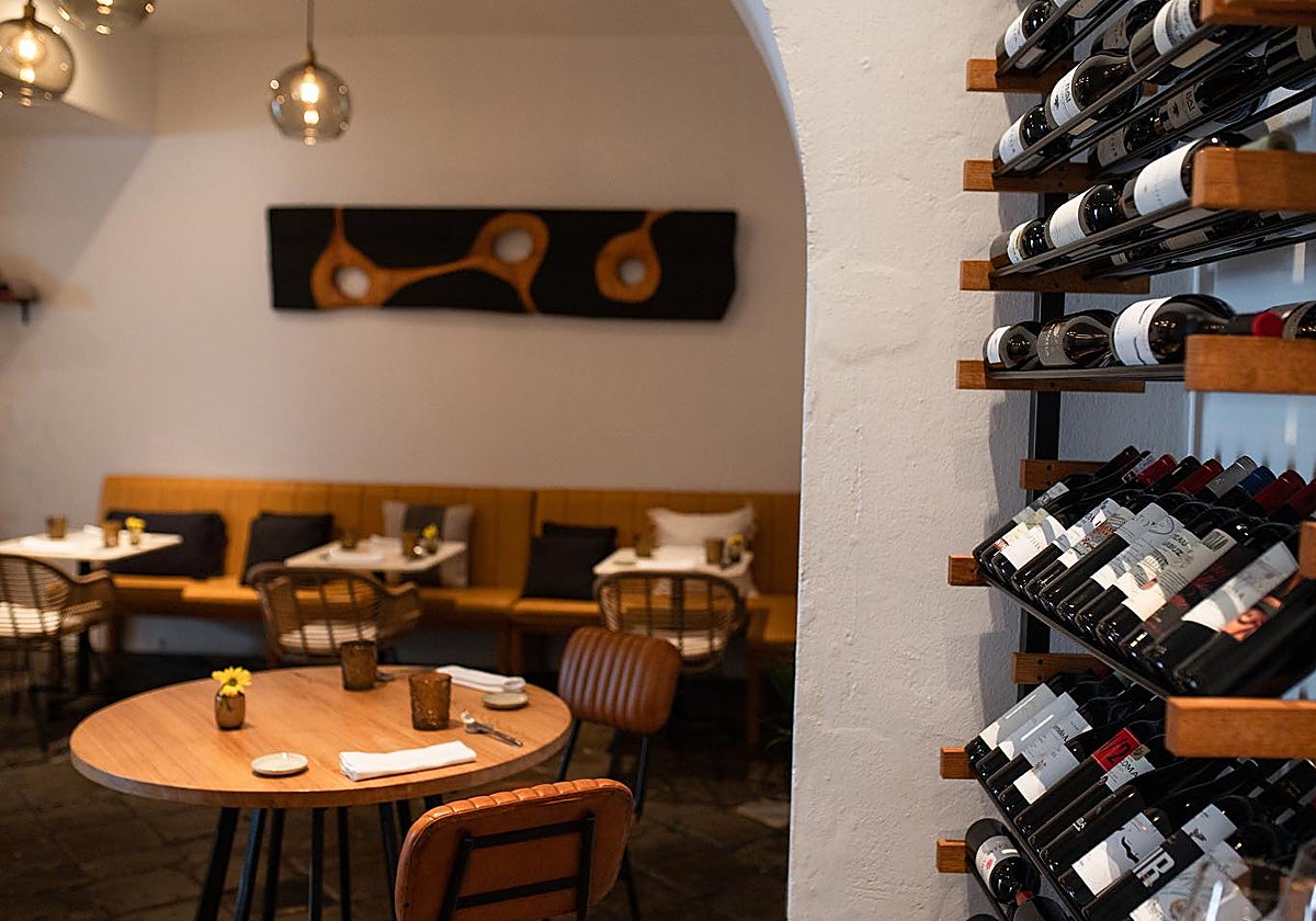 Atxa, en el centro de Tarifa, está en manos de Laura García y Arturo Perea, ex Martín Berasategui. Su menú degustación (también se puede comer a la carta) cuesta 52 euros.