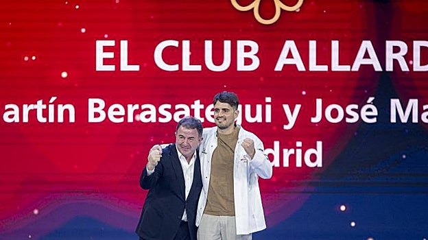 Martín Berasategui, chef con más estrellas Michelin de España, junto con José María Goñi, chef ejecutivo del Club Allard, que vuelve a estar en la Guía de 2024 con un 'macaron'