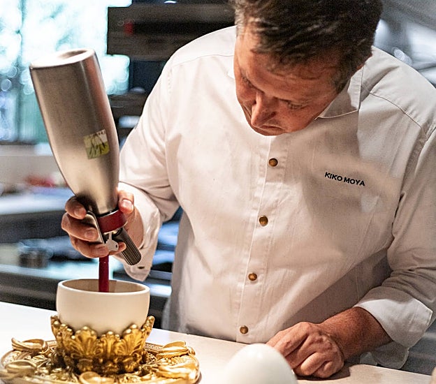 El chef Kiko Moya en su teatral Sinesteia