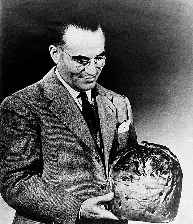 Angelo Motta con uno de sus panettones