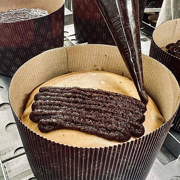 Elaboración artesanal de los panettones de Cientotreinta Grados, en Madrid