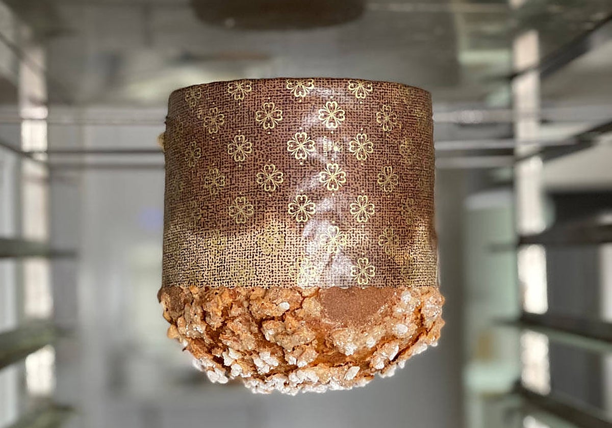 Los panettones se dejan reposar bocabajo una vez horneados