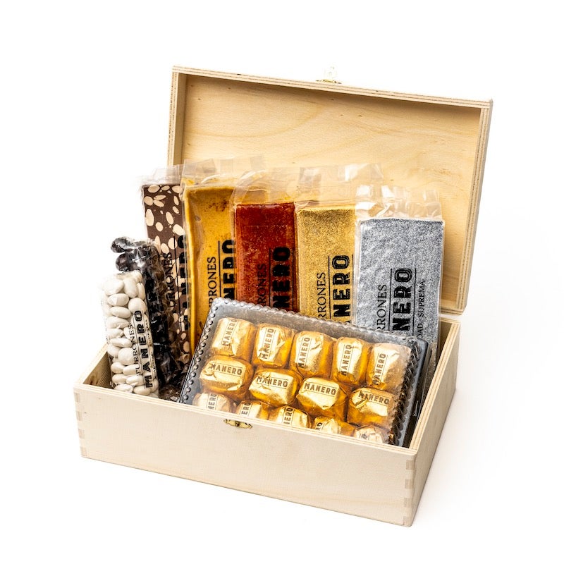 Manero, el bar gastronómico de moda en Alicante y Madrid, ofrece la posibilidad de regalar sus dulces más especiales, artesanales y de primera calidad. En su tienda gourmet tiene desde todo tipo de turrones (duro, blando, a la piedra, yema tostada y chocolate con almendras enteras) y pastas hasta vinos, su propio champagne o sus jereces. Vienen en cajas regalo de madera. A partir de 50 euros. 