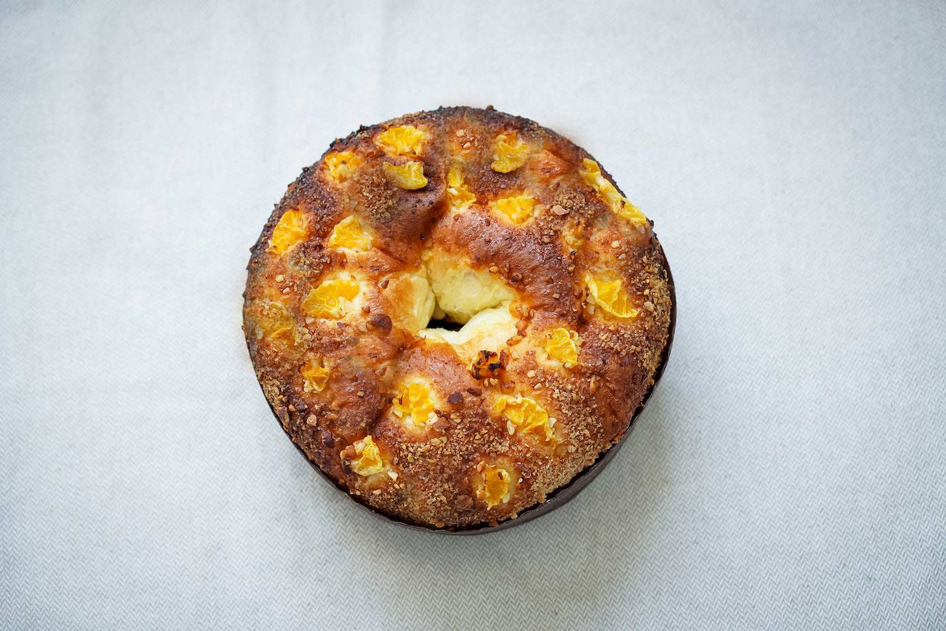 Beatriz Echeverría rubrica este roscón singular en El Horno de Babette. Se hace en molde de papel –como el que se usa en el 'panettone'– y es el ejemplo más claro de cómo este dulce tradicional se acerca al brioche cada vez más.  Este año, presume de haberlo hecho 'más redondo que nunca'. Mantequilla, harina y huevos ecológicos y el considerado como mejor agua de azahar, el sevillano de Luca de Tena. Precio: 28,40 € el medio kilo. Rosconcito de 120g, por 5,95 €. Paseo de la Habana, 52 (Madrid).